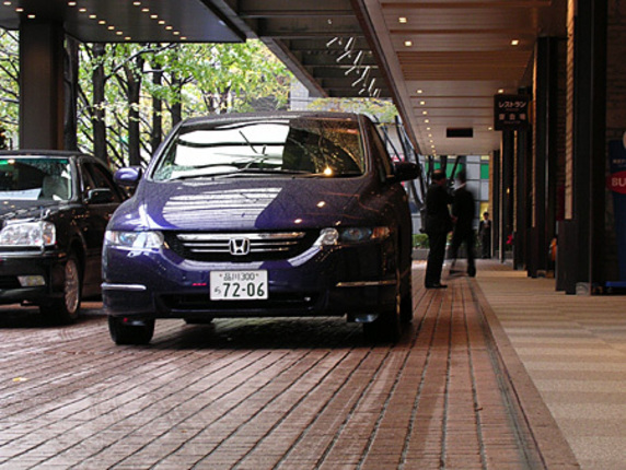 【スペック】全長×全幅×全高＝4765×1800×1570mm／ホイールベース＝2830mm／駆動方式＝4WD／車重＝1700kg／2.4リッター直4DOHC16バルブ（160ps／5500rpm、22.2kgm／4500rpm）／車両本体価格＝297.0万円（テスト車＝375.0万円）