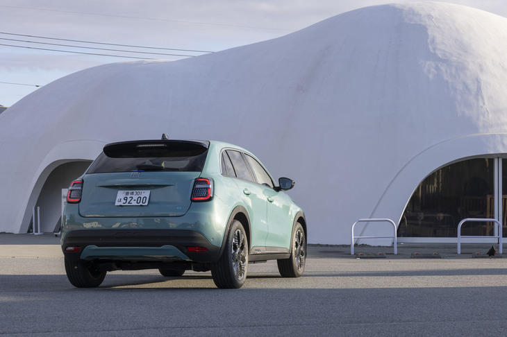 日本に導入されるのは本国では最上級にあたる「ラプリマ」グレードのみ。車両本体価格は585万円とかなり立派。