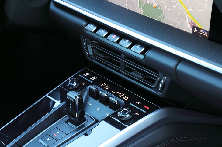 伝統的な水平基調のダッシュボードにフィットするようデザインされた、幅広のトグルスイッチ。タッチパネルを用いたコントロールと、物理スイッチの操作を程よくバランスさせ、直観的な使用が可能になっている。