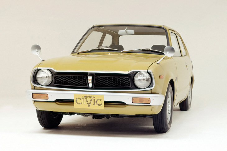 およそ50年前に登場した初代「シビック」のボディーサイズは、全長×全幅×全高＝3405＜3545＞×1505×1325mm（＜＞は「GL」の数値）。ちなみに新型は4550×1800×1415mmである。