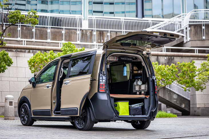 「フリード クロスター」をベースとしたホンダアクセスの用品装着車「アクティブタフスタイル」。グリントブラックの15インチアルミホイールや「ボディーサイドモール」、荷室の「トランクサイドボックス」や「ルーフラック」といったオプションアイテムが目を引く。