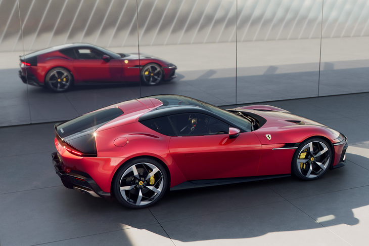 最近の他のフェラーリとは異なり、シンプルにプロポーションで勝負をしてきた感のある「12チリンドリ」。遠目に見ても、それこそ携帯端末の画面越しでさえ「おっ」と思わせる存在感を放つ。