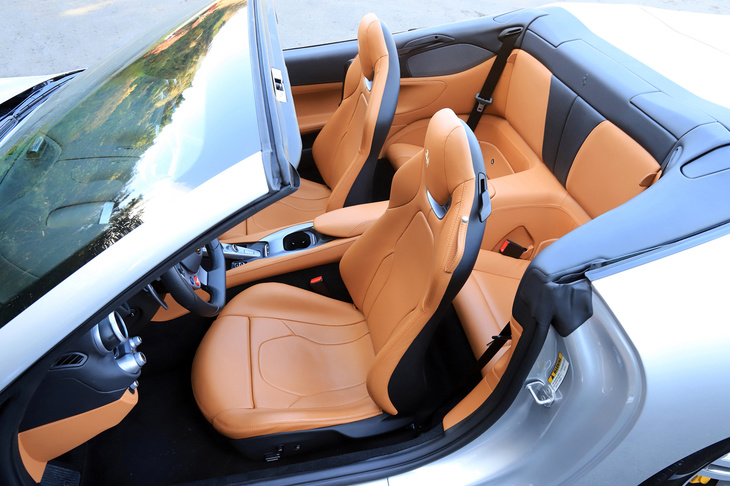 イタリア語で革を意味する「クオイオ」というカラーリングの上質な本革を採用した電動フロントシートはオプション。後席はあくまでも“＋2”シートの居住性でしかないが、足元のスペースを先代よりも拡大。ルーフを開けた際は荷室容量が削減されるため、この後席スペースは実用上重要だといえる。