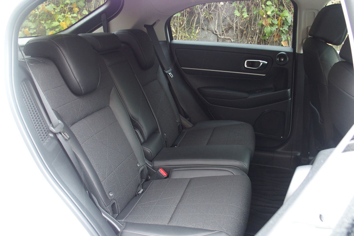 ホンダ・ヴェゼルe：HEV Z（リアシート）