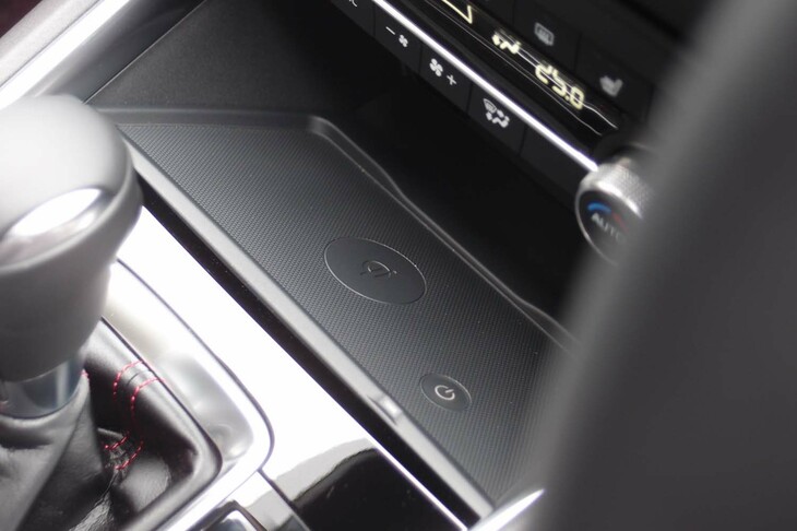 マツダCX-5 XDスポーツアピアランス（スマートフォンの非接触充電トレー）