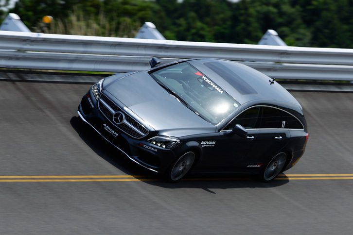 今回のイベントでは「アドバン フレバV701」以外のアドバン製品の試乗も行われた。写真は高速周回路のバンクを走る、「アドバン スポーツV105」を装着した「メルセデス・ベンツCLSシューティングブレーク」。