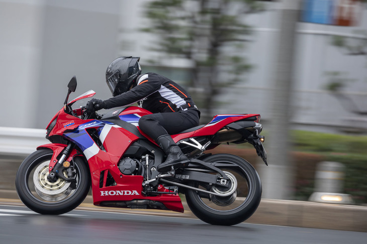 「CBR600RR」は、サーキットを存分に攻められるパフォーマンスの高さと、ストリートでもストレスなくライディングを楽しめる柔軟性を併せ持つマシンに仕上がっていた。