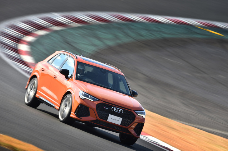 「RS Q3」には、操縦安定性と操舵性を重視した「RSスポーツサスペンション」が標準装備される。公道での乗り心地が気になる人は、オプションの可変ダンパー「RSダンピングコントロールサスペンション」がおすすめだ。