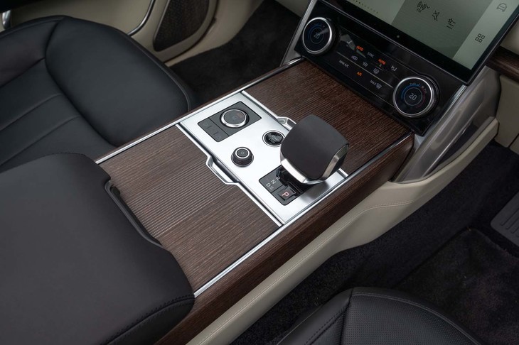 シフトセレクターはダイヤル式からマウスのようにつまんで操作するタイプに変わった。ダイヤル自体はドライブモードセレクターとして残されており、センターコンソール左端の丸い部分を押し込むと浮き上がる。