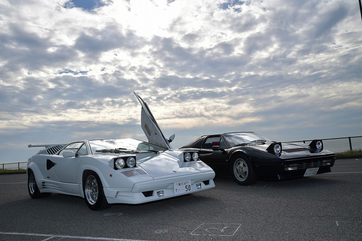 2020年11月8日に大磯で行った大乗フェラーリミーティングでの「フェラーリ328GTS」（右）と「ランボルギーニ・カウンタック25thアニバーサリー」（左）の2ショット。この会場でブラックアロー号こと「348GTS」からカウンタックへの買い替えを発表！（写真＝池之平昌信）