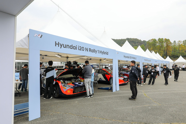 こちらはヒョンデのサービス。普段は間近に見られないシーンだけにギャラリーも興味津々。