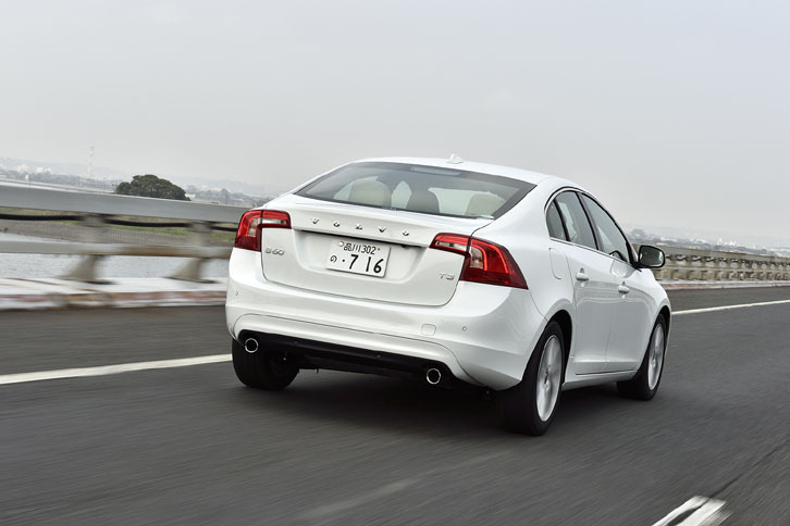 試乗車のボディーカラーは「クリスタルホワイトパールメタリック」。