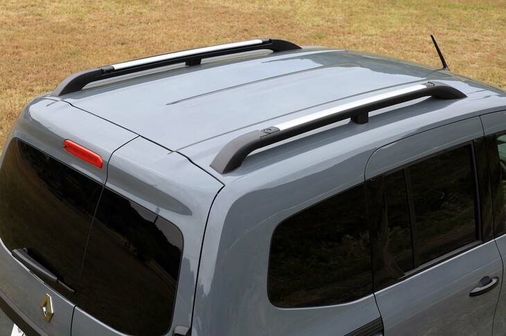 屋根には、通常はオプション扱いのマルチルーフレールを標準装備。ルーフボックスなどを載せるときに重宝する、クロスバーが内蔵されている。