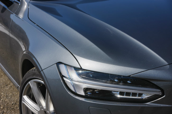 ヘッドライトはLED式。ハイビーム時に自動で遮光する「フル・アクティブ・ハイビーム」機能や、ステアリングに連動して照射方向を最大30度動かす「アクティブベンディング」機能が備わる。