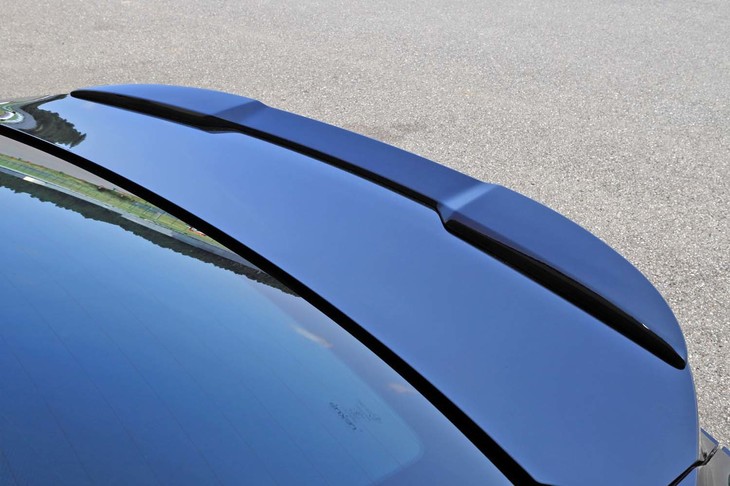 スポーティーグレード“Fスポーツ”のトランクリッドには、ピアノブラックで塗装されたスポイラーが備わる。