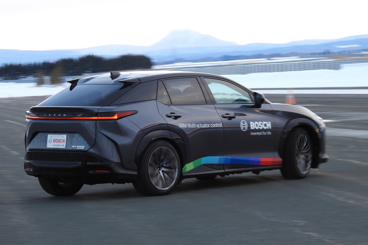 例えばこの車両で急旋回を試みた際、アナタが必要以上にハンドルを切ってしまっても、クルマが自動で、タイヤが最大の旋回力を発生する舵角を保持してくれる。そこにパワートレインやリアステアなどの制御も合わさり、クルマのコントロール性を保ちながら最大の旋回性能が発揮されるのだ。