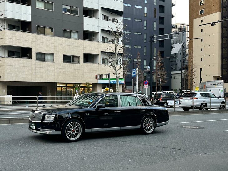 個人的にはこの「トヨタ・センチュリー」のタクシーに心引かれた。その白カーテンの中に収まりたかったが、かつて話題をまいた真空管アンプ搭載の“ジャズ・タクシー”のように、予約客中心の営業なのだろう。