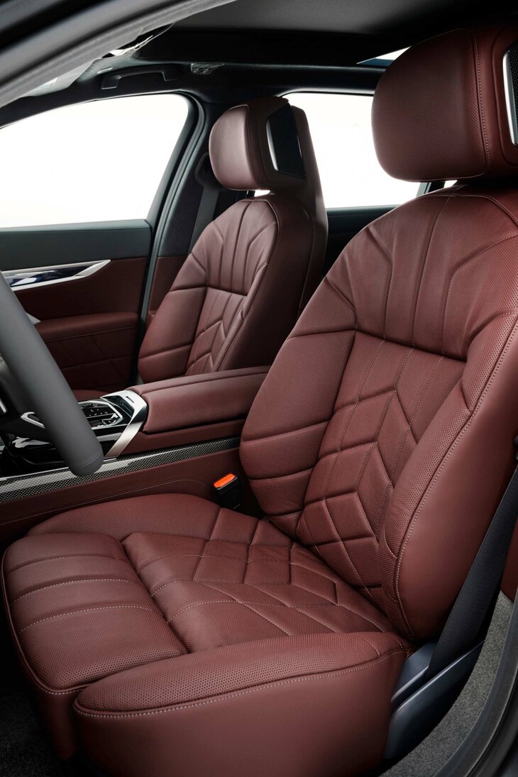 BMW 760i xDrive（フロントシート）