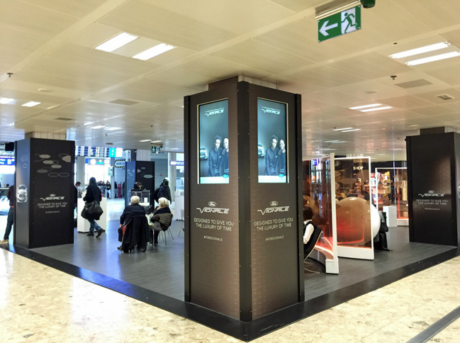 シュネーブ空港の出発ロビーに開設された「ヴィニャーレ」の休憩所。車両はあえて置かず、代わりにレザーバッグなどオフィシャルグッズを並べることで、落ち着いた高級感の演出を試みていた。