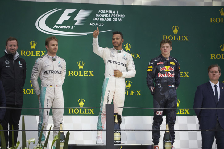 F1第20戦ブラジルGPを制したメルセデスのルイス・ハミルトン（中央）、2位でゴールしたメルセデスのニコ・ロズベルグ（その左）、3位に入ったレッドブルのマックス・フェルスタッペン（同右）。（Photo=Mercedes）