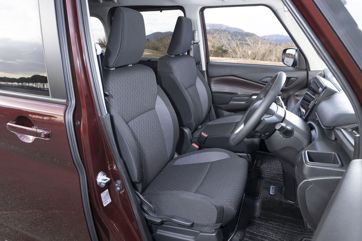 シート表皮はダイヤモンドステッチというか格子柄のステッチ入りのファブリック。従来モデルとは変わっていないが、先代モデルのそれと比べるとグッとウレタンの密度が増している。