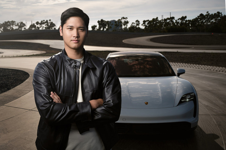 2022年8月、ポルシェドライビングアスリートに就任した大谷翔平。「ポルシェのブランドビジョンである“夢を追い続ける人のためのブランド”を体現するトップアスリート」と紹介される。