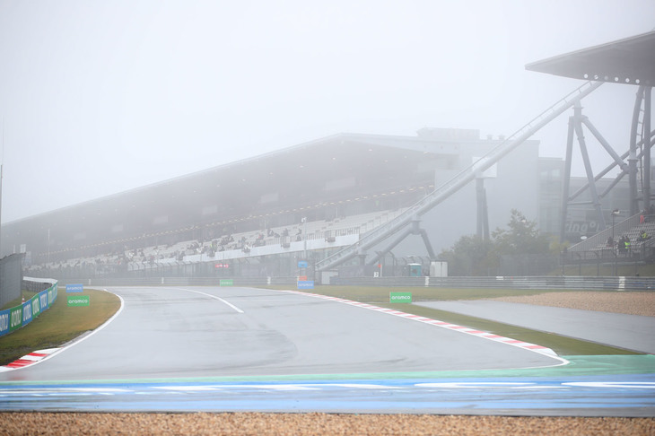 金曜日に予定されていた2回のフリー走行は、霧によりメディカルヘリコプターが飛べないという理由ですべてキャンセルに。この事態を重く見たFIA（国際自動車連盟）は、ヘリの発着所をサーキットより標高の低い場所に移して霧の影響を受けないようにし、そこまでは救急車で搬送するというバックアッププランを急きょ策定した。土曜日以降は天候が回復、また大きな事故もなく、このプランは発動することはなかった。（Photo=Getty Images / Red Bull Content Pool）