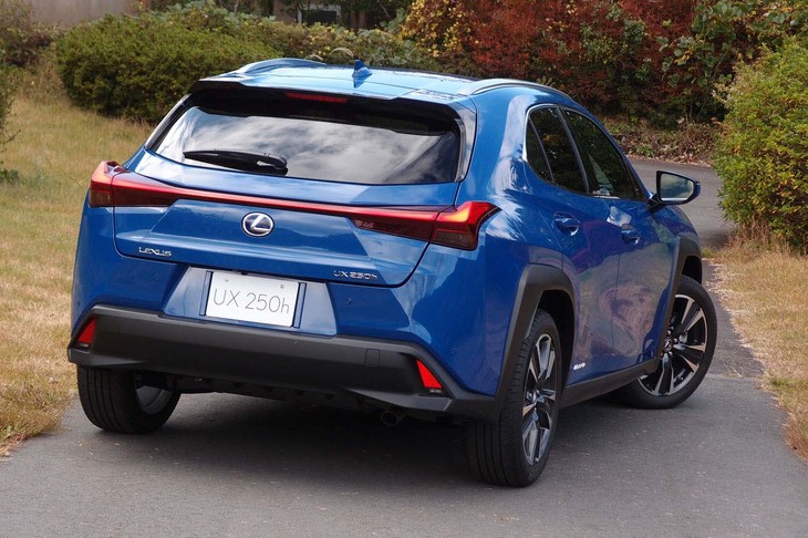 「UX」のボディーサイズは全長×全幅×全高＝4495×1840×1540mm。洗練された都市生活に合うパッケージングが追求されている。