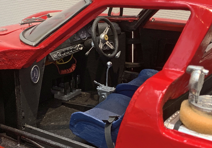 作り込まれた「250LM」のコックピット。この写真ではわかりにくいが、ハンドル位置は右である。