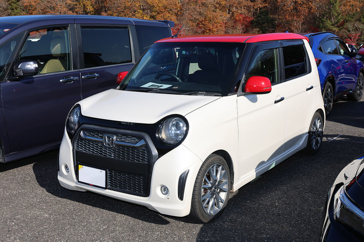 「ホンダN-ONEモデューロX」。コンプリートカー「モデューロX」シリーズの第2弾として送り出された。FFターボのCVT車をベースに、内外装の専用ドレスアップや、サスペンションおよびパワーステアリングの専用セッティングが施されていた。