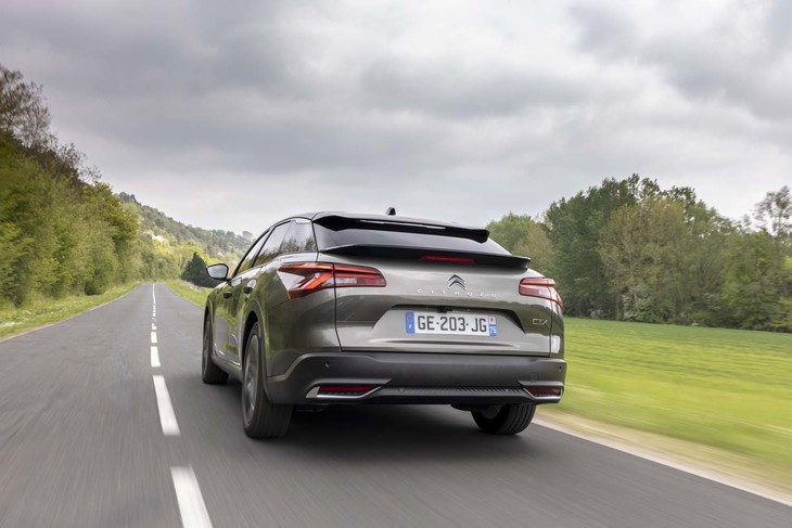 パワートレイン全体のシステム出力は225PS。外部充電の電気だけでも50kmを走行できる（WLTPモード）。