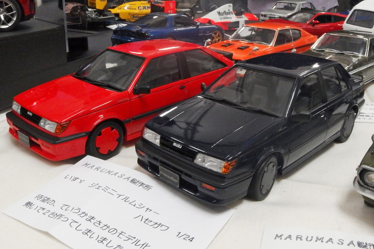ハセガワの「いすゞ・ジェミニ イルムシャー」は4ドアセダン（写真右）をキット化しているが、それをベースに作られた3ドアハッチバック版（同左）。ほかにも同様のモディファイ作品が見られた。