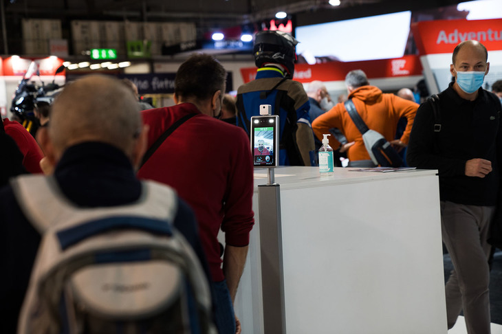 ヤマハのブースでは入り口を2カ所に絞り、検温と手の消毒を実施。ブース内の人が一定数を超えると、入場を制限していた。検温や消毒をマストとしたのはヤマハブースだけだったが、入場制限や消毒を行うブースはほかにも複数あった。