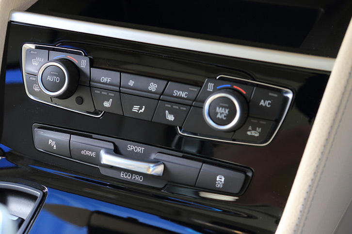 走行モードの切り替えは、空調用のスイッチ類の下に設けられた「eDrive」ボタンで操作。また他のBMW車と同じく、エンジンやAT、ステアリングの制御を切り替える「ドライビングパフォーマンスコントロールボタン」も用意されている。