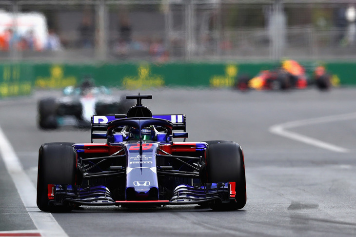 前戦中国GPではチームメイト同士で接触してしまったトロロッソ。アゼルバイジャンGP予選でも、ブレンドン・ハートレー（写真手前）がパンクでスローダウンした直後、真後ろにピエール・ガスリーが急接近、あわや激突という際どいシーンも見られた。パンク後の進路を誤ったと謝罪したハートレーは19番グリッド、ガスリーは17番グリッドと後方からのスタート。周囲の混乱を避けたハートレーは10位でゴールし、自身初ポイントを獲得した。ガスリーは12位完走。（Photo＝Toro Rosso）