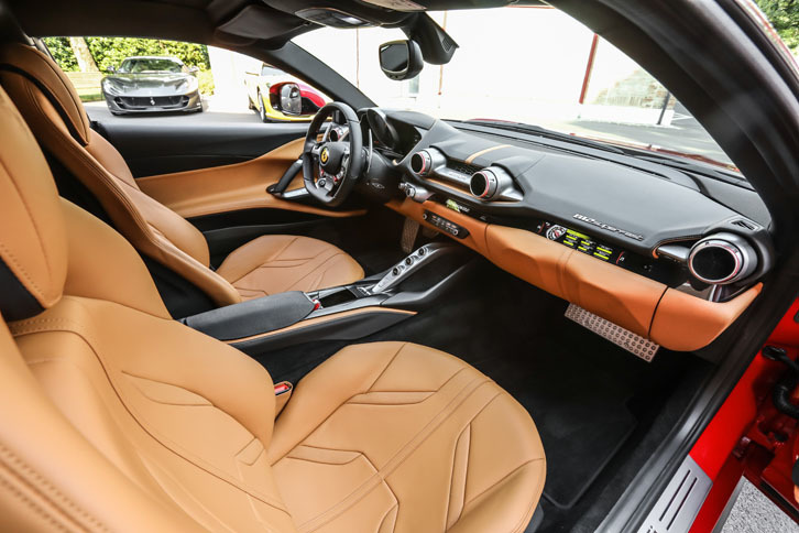 インテリアを助手席側から見る。インパネ中央のエアベントが3個から2個に変更されているほか、助手席前方の液晶パネルが従来より大型化されているのがわかる。