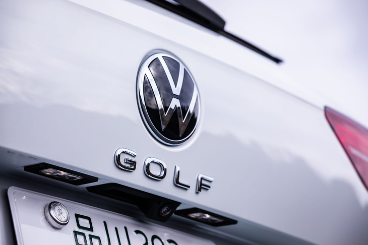 ステーションワゴンとしては第6世代となる最新の「ゴルフヴァリアント」。リアエンブレムの下にはシンプルに「GOLF」のエンブレムのみが備わる。今回はラインナップする4グレードのうち、最も上級となる車両本体価格441万6000円の「TDI Rライン」に試乗した。