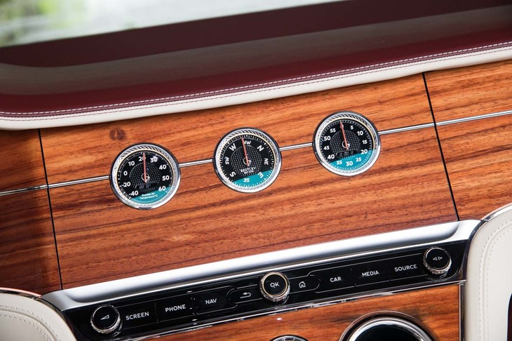 回転式のセンターディスプレイは、液晶画面と機械式の3連メーター（写真）、シンプルなウッドパネルの3パターンに切り替えが可能。