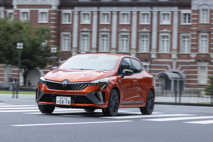 WLTCモード計測による燃費は25.4km/リッター。実燃費との乖離が小さいのがルノーの「E-TECH」の魅力のひとつであり、普通に乗れば20km/リッターを下回ることはないはずだ。