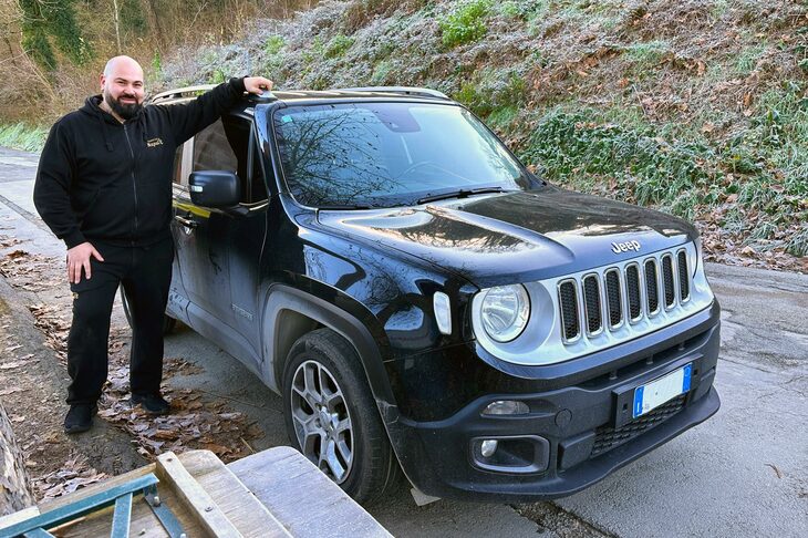 エンツォさんと、彼が2024年秋に購入した「ジープ・レネゲード」。