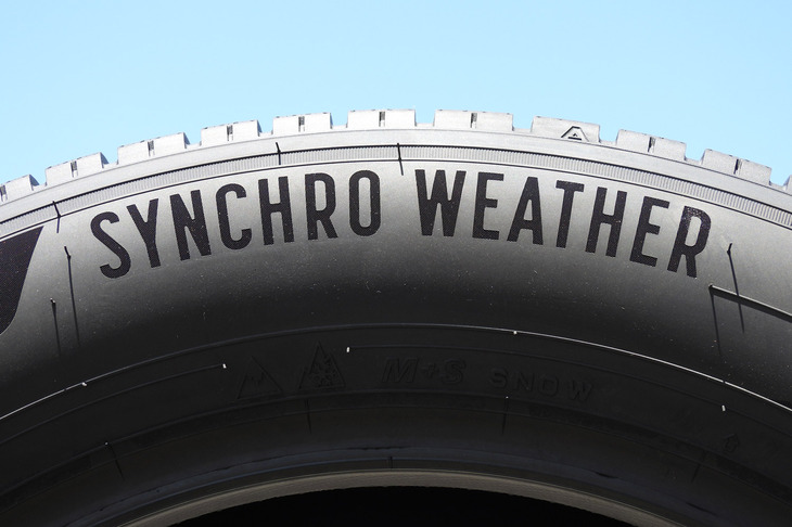 サイドウォールに書かれた「SYNCHRO WEATHER」のロゴ。このタイヤには、水にぬれると柔らかくなり、また冷温時にも硬くなりにくい独自のゴム素材が採用されている。