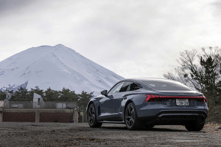 WLTCモードのカタログ値として、一充電あたり534kmの航続距離が謳われる「e-tron GTクワトロ」。現実的には、320～340km程度といったところか。