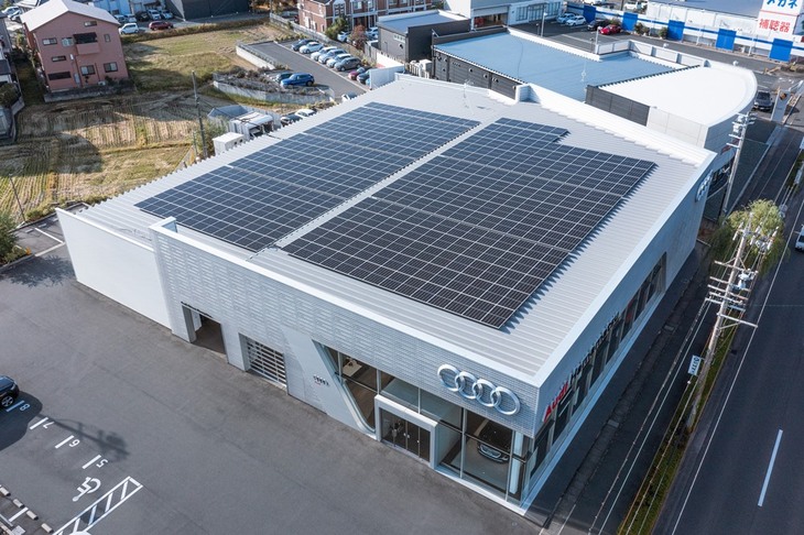 ショールームの屋根には、サーラグループのエネルギー会社、サーラエナジーの太陽光パネルを設置。アウディ浜松は同社から電気を購入するかたちとなっている。