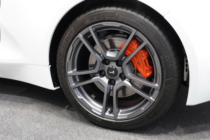 足まわりには、より剛性の高いダンパーやスプリング、専用設計のハイグリップタイヤ、ブレーキなどが採用される。