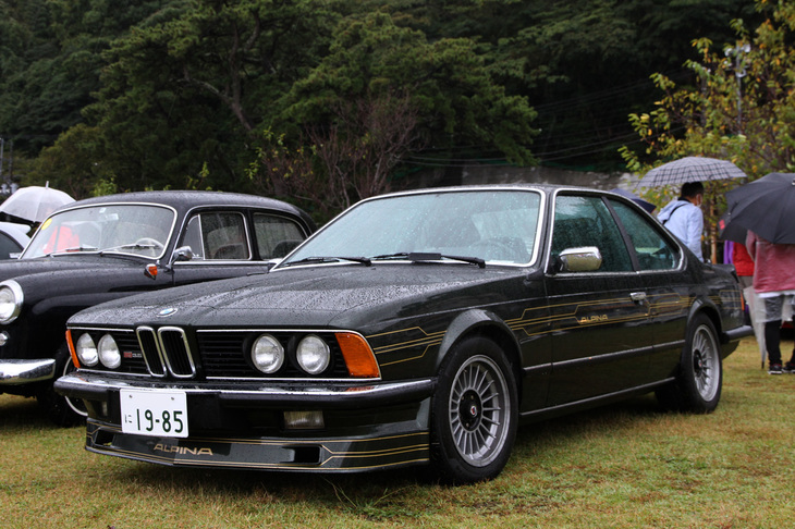 「BMWアルピナB9 3.5クーペ」。初代「6シリーズ」（E24）をベースにアルピナが手を入れ、自然吸気のまま245PSにスープアップした3.5リッター直6 SOHCエンジンを積む。