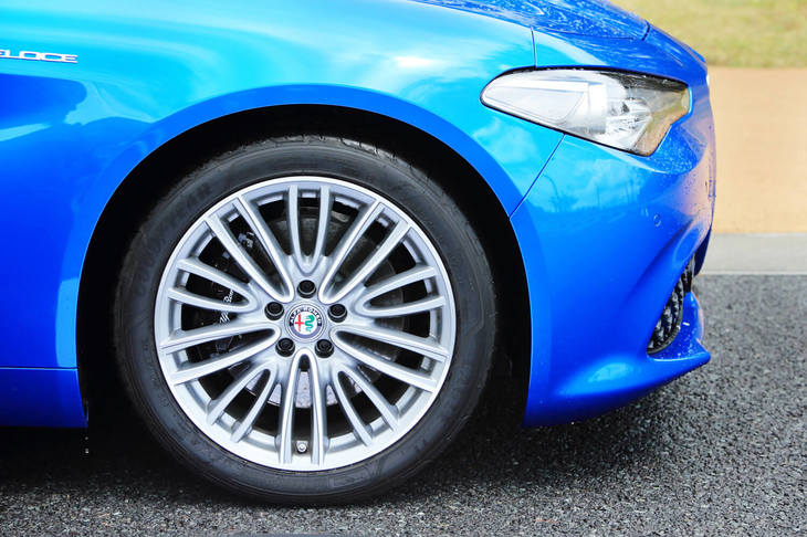 タイヤサイズは、前が225/45R18、後ろが255/40R18。テスト車にはグッドイヤーのランフラットタイヤが装備されていた。