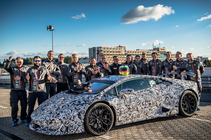 2016年10月5日、ノルドシュライフェで新たな速度記録の樹立を喜ぶ、ランボルギーニのスタッフ。写真左から5人目が、レッジャーニ氏。