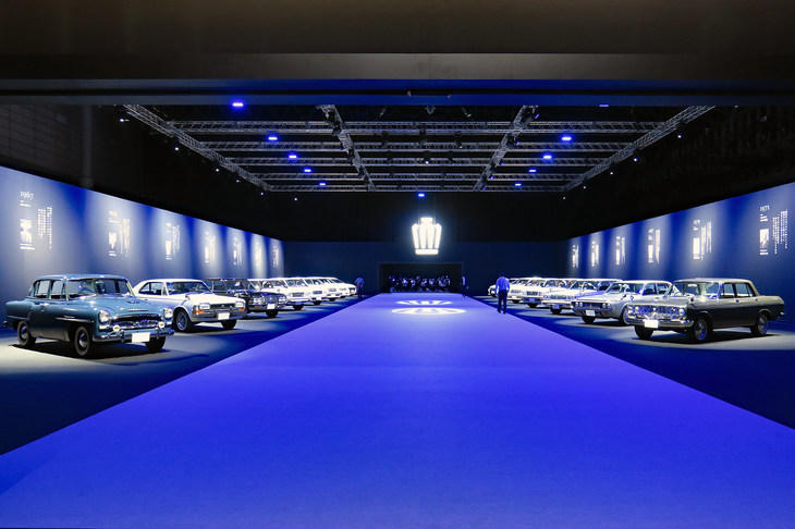 会場に並べられた歴代「クラウン」。商品イメージの陳腐化や、高級車市場のシュリンク、セダンの人気低下と、時代に応じてさまざまな課題と直面しながら「クラウン」は開発されてきた。