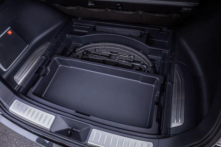 荷室の床下収納は「ハリアー」全車に備わるが（オプションのスペアタイヤ選択時は非装備）、スライド式のデッキボックスは「G」グレード以上に用意されるアイテム。