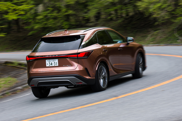 これまではトップパフォーマンスモデル「RX500h“Fスポーツ パフォーマンス”」専用だった後輪操舵機構を追加。このように回り込むようなコーナーでもより機敏に走れるようになった。